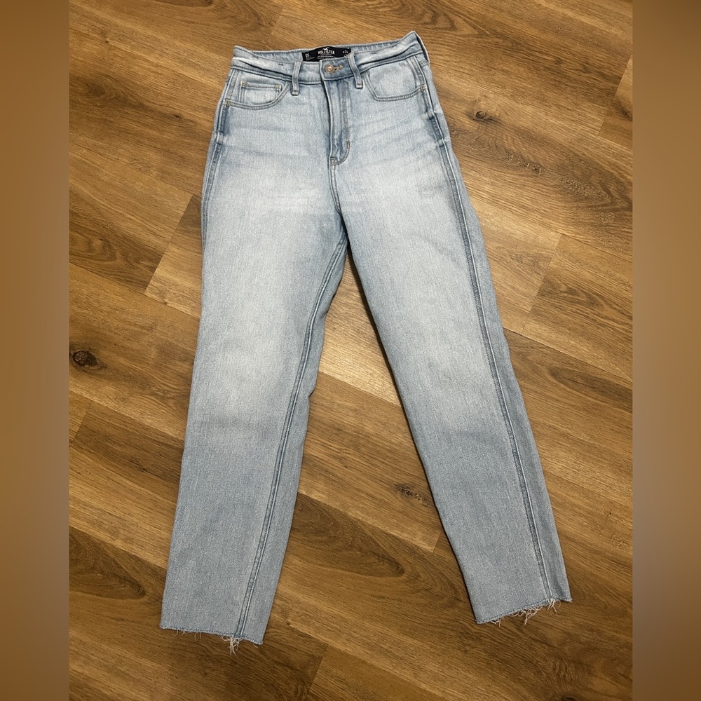 Hollister Ultra High-rise mom jean